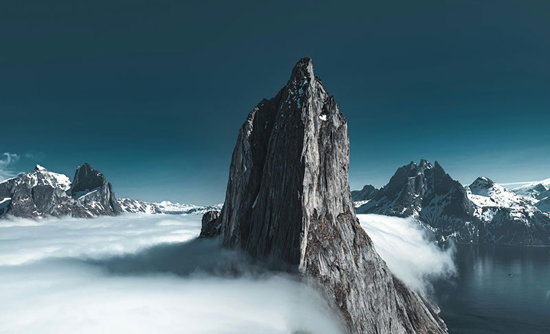 Berggipfel in nebliger Landschaft