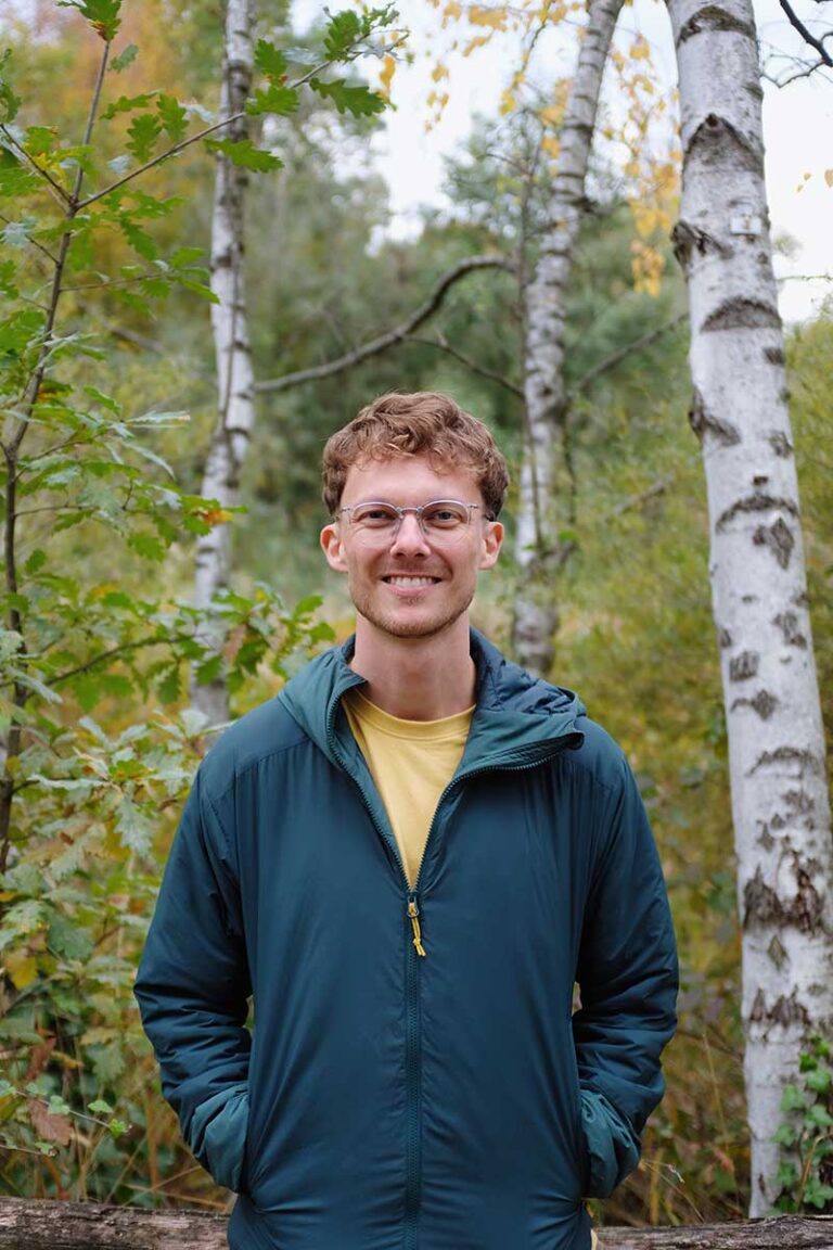 Dr. med. Lukas Möschter draußen im Grünen