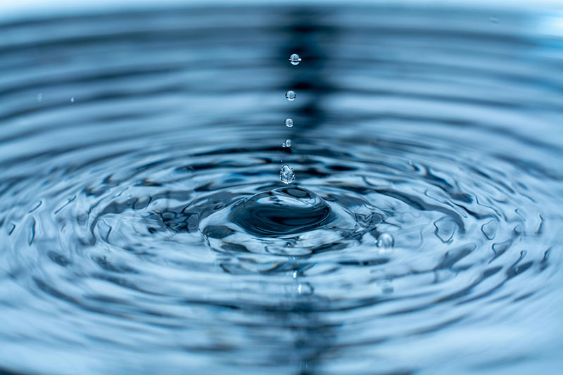 Wasseroberfläche mit Tropfen